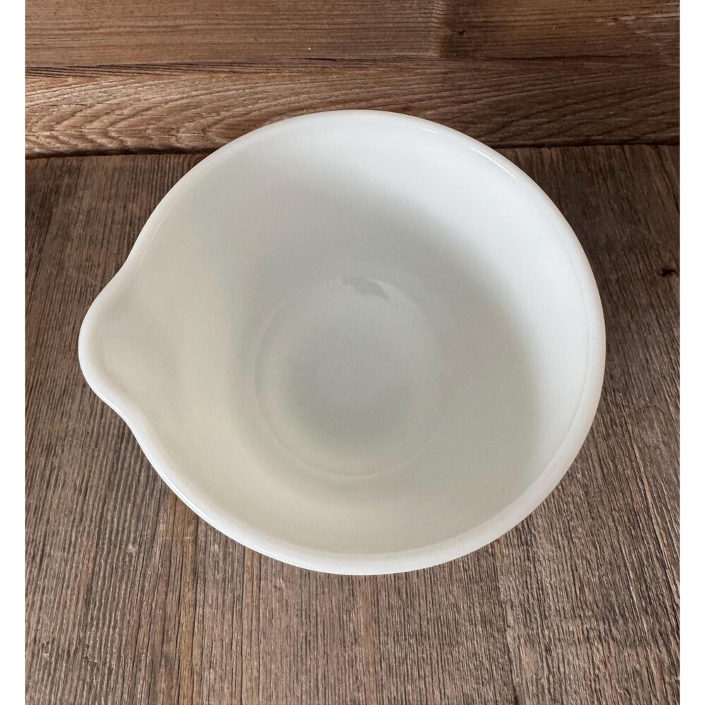 Vintage Pyrex white milk glass mixing bowl with pouring spout - Picture 2 of 5